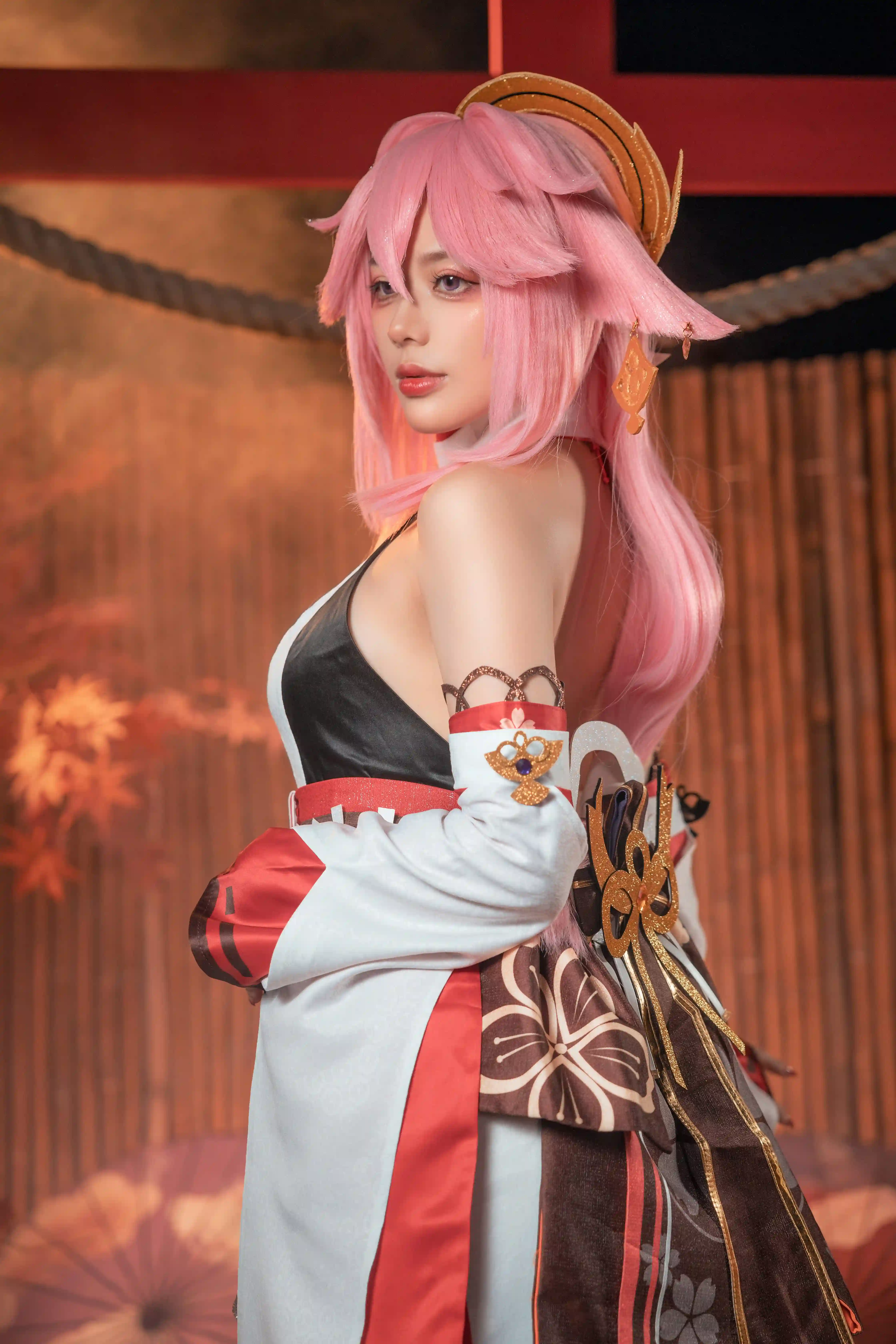 九言 (Jiu Yan) cosplay Yae Miko – Genshin Impact